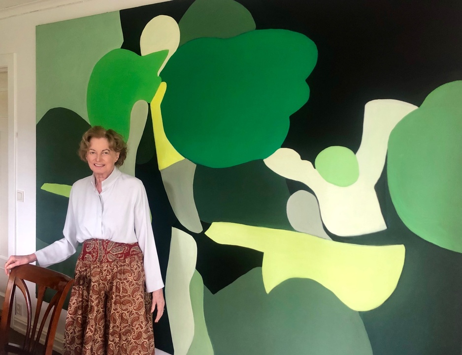 Irmelin Slotfeldt, fotografert foran ett av de store maleriene hun viste på separatutstillingen i Oslo Kunstforening i 1985