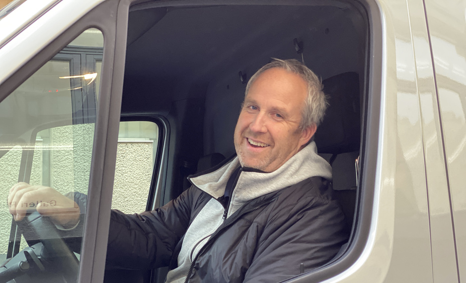Kurt Syversen i bilen Smilende mann sitter bak rattet på en bil.