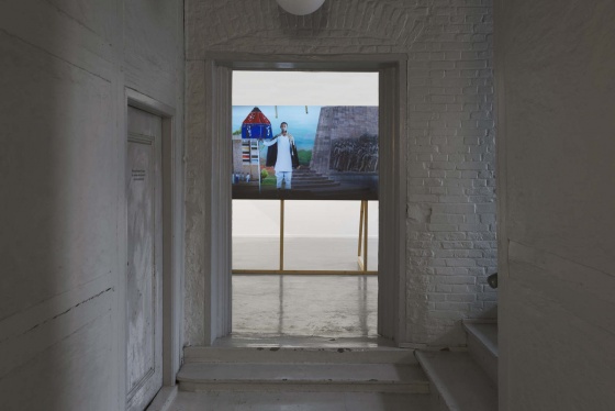 På vei inn i Oslo Kunstforenings utstilling, Sparebankstiftelsen DNBs stipendutstilling, er det første verket du møter Wendimagegn Beletes videoverk «Zemen”» 2019. 