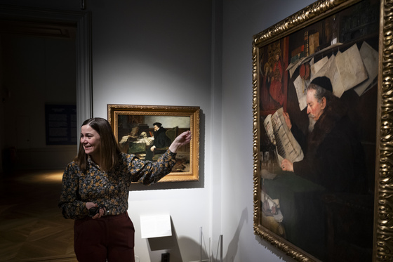 Kurator Carina Rech på Nationalmuseum i Stockholm foran verk av Harriet Backer