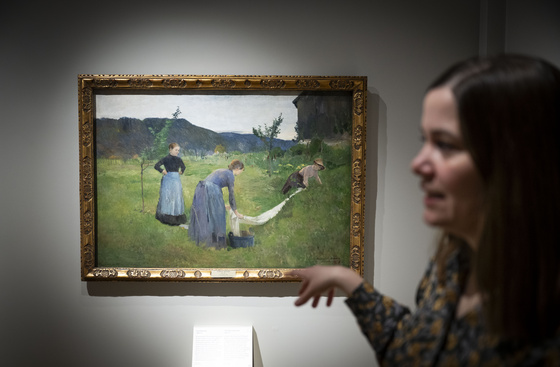 Kurator Carina Rech på Nationalmuseum i Stockholm foran verk av Harriet Backer