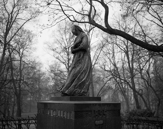 Camilla Collett bronsestatue av Gustav Vigeland, reist av Norsk kvinnesaksforening, står i slottsparken i Oslo. Foto: Marte Aas