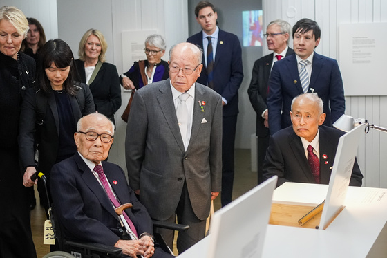 F.v.: Terumi Tanaka, Shigemitsu Tanaka og Toshiyuki Mimaki på Nobels Fredssenter under åpningen av årets fredsprisutstilling onsdag. 