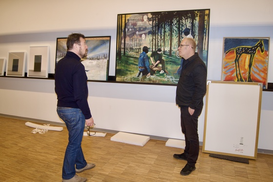 Ole Giskemo Slyngstadli og Per Gunnar Eeg-Tverbakk under montering på Gamle Munch