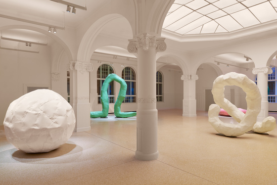 Franz West, åpningsutstilling «Postkort fra framtida», PoMo 2025