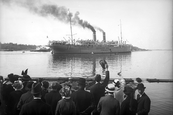 Dampskipet Kristianiafjord setter kursen til Amerika i 1907.