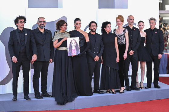 Filmskaperne og skuespillerne fra «Hind Rajabs stemme» viste fram et bilde av den seks år gamle palestinske jenta som ble drept i Gaza – da de gikk rød løper i Venezia i september.
