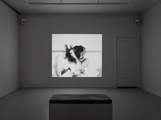 Installasjonsfoto: Marina Abramović «Art Must Be Beautiful, Artist Must Be Beautiful». Performance for video, 1975. 