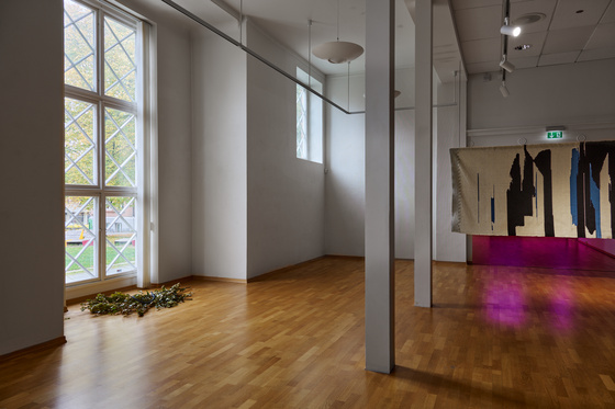 Matilde Westavik Gaustad, «Utforsker ormehull med rottene, det er stengt! Vi må snu», Moss Kunstforening 2025.