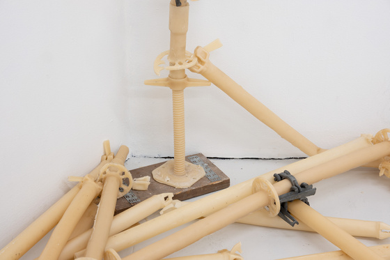 Victor Santamarina, Untitled (Scaffoldings), 2025. Foto: Erik Mowinckel