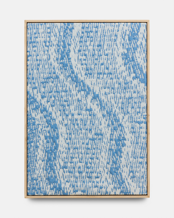 Pearla Pigao, Warpwaves II, vevd tekstil i norsk ull og blå polyestertråd, 2025. Foto: Magnus Gulliksen.