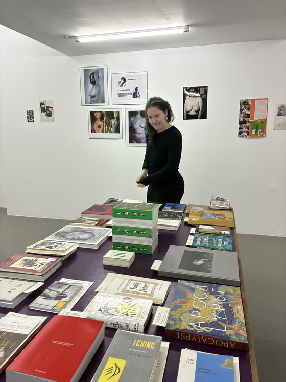 Bilde fra eventet Reading in the Dark på Galerie Treize, torsdag 13. november, 2025.  