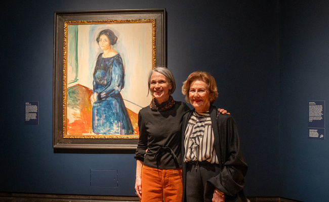 Dronning Sonja og Alison Smith, kurator ved National Portrait Gallery i London. Foto: Simen Sund / Det kongelige hoff / Handout / NTB