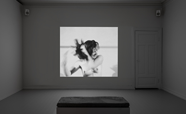 Installasjonsfoto: Marina Abramović «Art Must Be Beautiful, Artist Must Be Beautiful». Performance for video, 1975. 