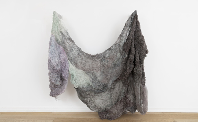 Hanne Friis: Mørke Frukter / Dark Fruits, 2025. Hand dyed and hand stitched nylon organza 174 x 95 x 45 cm © Hanne Friis / BONO 2025 Foto: Øystein Thorvaldsen 