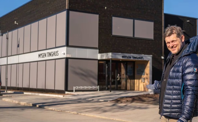 Programleder Hans Olav Brenner foran det nye tinghuset i Mysen, i NRKs nye TV-serie Stygt? Foto: Bjørn Holmgren / NRK